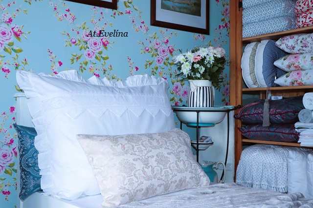 Povlak na polštář 70x90 cm bílý s krajkami a volánem