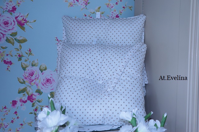 Sada 4ks sedáků 40x40 cm na židli béžový puntík na bílé