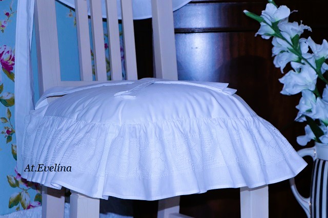 Sedák na židli 40x40 cm s POVLAKEM bílý s krajkovým volánem a mašlemi