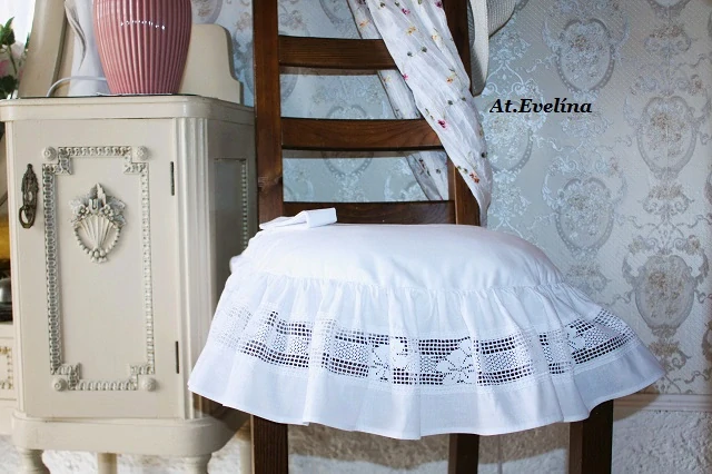 Sedák na židli 40x40 cm s POVLAKEM bílý s krajkovým volánem a mašlemi