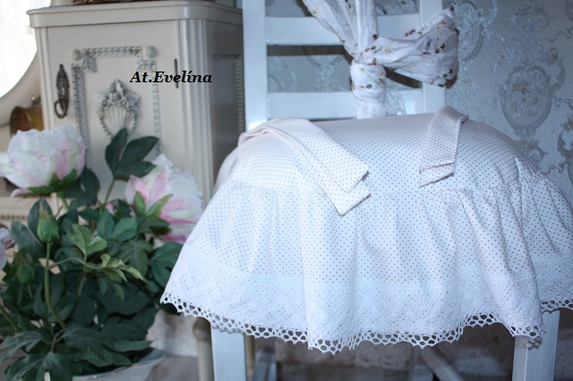 Sedák na židli 40x40 cm s POVLAKEM bílý s puntíkem a krajkovým volánem a mašlemi