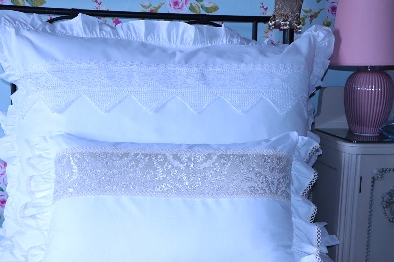 Povlak na polštářek 40x60 cm s brokátovou bordurou,volánkem a krajkou