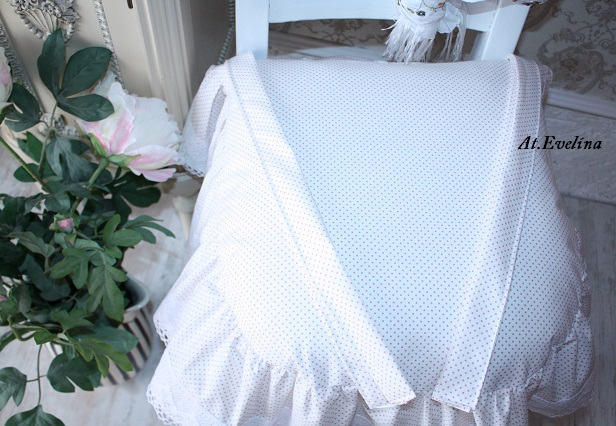 Sedák na židli 40x40 cm s POVLAKEM bílý s puntíkem a krajkovým volánem a mašlemi