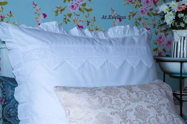 Povlak na polštář 70x90 cm bílý s krajkami a volánem