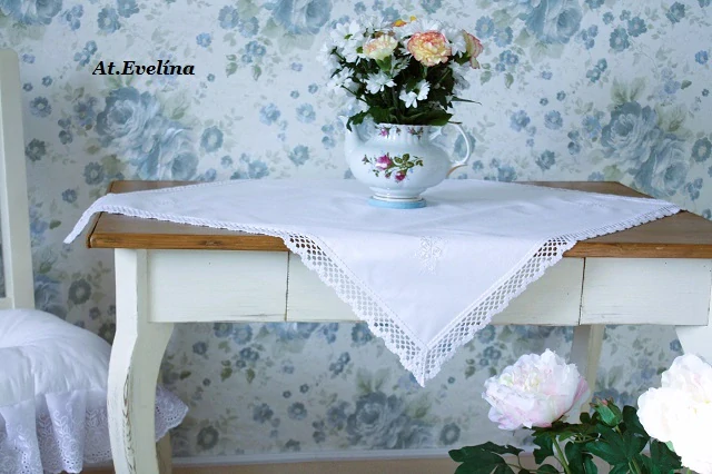 Ubrus 100x100 cm bílý s bílou krajkou a výšivkami