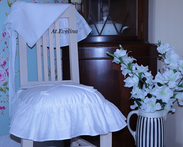 Sedák na židli 40x40 cm s POVLAKEM bílý s krajkovým volánem a mašlemi