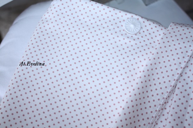 Sedák na židli 40x40 cm s POVLAKEM bílý s puntíkem a krajkovým volánem a mašlemi