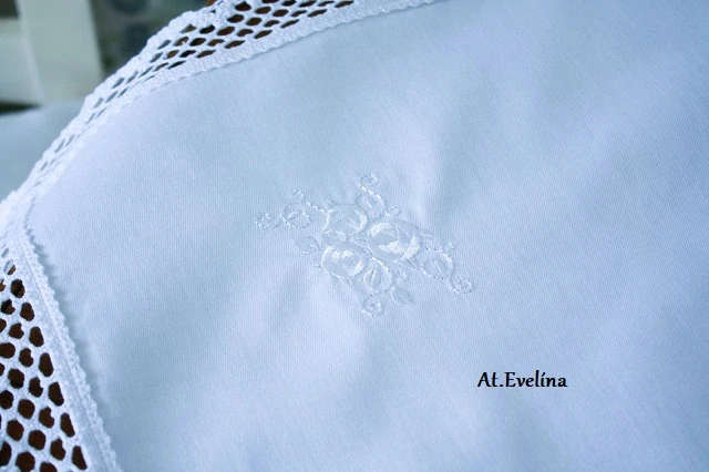 Ubrus 100x100 cm bílý s bílou krajkou a výšivkami